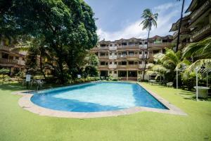 a large swimming pool in front of a building at Vacation homestay Goa in Aguada