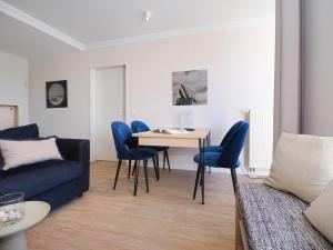 ein Wohnzimmer mit Sofa, Tisch und Stühlen in der Unterkunft Seehof Seehof 121 in Bansin