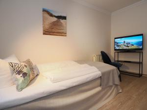 ein Schlafzimmer mit Bett und Flachbildfernseher in der Unterkunft Seehof Seehof 121 in Bansin