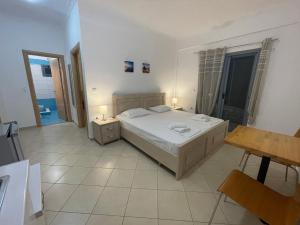 Postel nebo postele na pokoji v ubytování Tasos Rooms