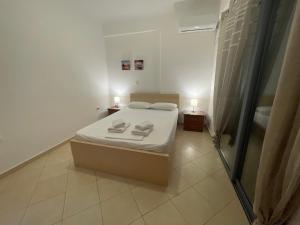 Postel nebo postele na pokoji v ubytování Tasos Rooms