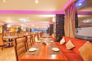 Fabhotel Prime Sarala Crown - 500M From Calangute Beach的休息区