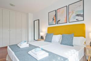 a bedroom with a bed with two towels on it at Alcam Mallola in Esplugues de Llobregat