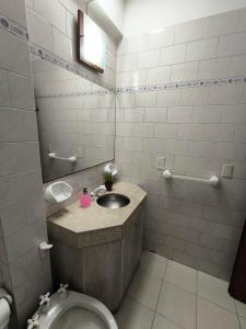 サン・ミゲル・デ・トゥクマンにあるRincón Verde 1の洗面台とトイレ付きのバスルーム