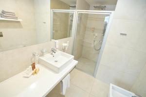 Kamar mandi di SONO hotel
