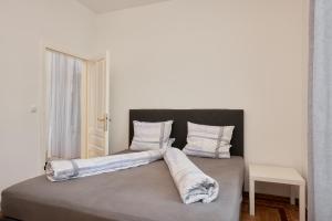 Postel nebo postele na pokoji v ubytování Historic Redesigned Schönbrunn Palace Apartments w Free Parking and 24h Check-in