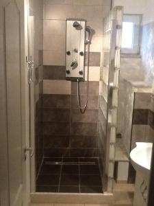 y baño con ducha y lavabo. en Apartments Lighthouse, en Fažana