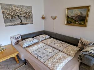 uma sala de estar com um sofá e uma cama em Alpenliebe Lofer - Bergblick & Pool em Sankt Martin bei Lofer