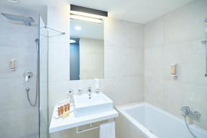 Kamar mandi di SONO hotel