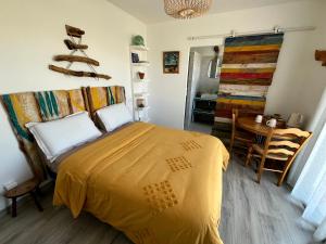 sypialnia z łóżkiem i stołem w pokoju w obiekcie La chambre de Séraphine w mieście Biscarrosse
