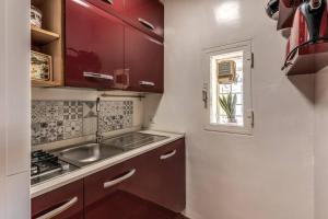 Η κουζίνα ή μικρή κουζίνα στο Domus in Via Del Corso +35 φωτογραφίες