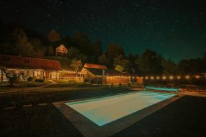 Bazén v ubytování Loft Treehouse nebo v jeho okolí