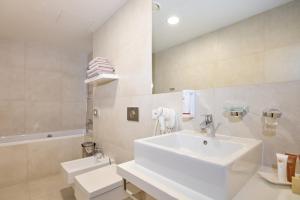 Kamar mandi di SONO hotel