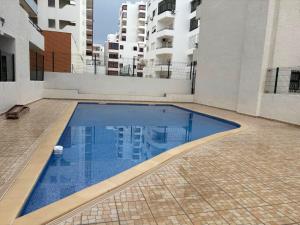 Bazén v ubytování Algarve, modern T1 apartment with balcony, Quarteira nebo v jeho okolí