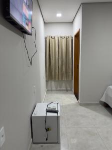 a room with a tv on a wall and a room with a room at Aconchego Fabuloso in Penedo +61 photos
