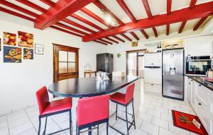 Dapur atau dapur kecil di Stunning Home In Flaignes-Havys