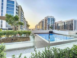 Πισίνα στο ή κοντά στο Azizi Riviera 9 - Bright Studio in Meydan