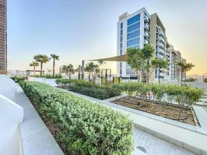 Κήπος έξω από το Azizi Riviera 9 - Bright Studio in Meydan