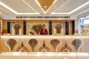 Členové personálu v ubytování Gold The Prime Newly Built 2 Mins From Connaught Place and Railway Station