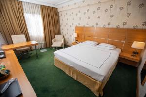 A bed or beds in a room at Anemon Grand Manisa Otel