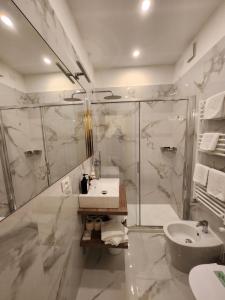 biała łazienka z umywalką i prysznicem w obiekcie Hotel Villa Edera w Lido di Venezia