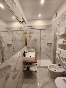 łazienka z umywalką i prysznicem w obiekcie Hotel Villa Edera w Lido di Venezia