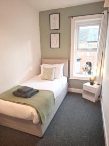 LincolnshireにあるModern Bright 3 Bedroom Houseのベッドと窓のある寝室 +24枚の写真