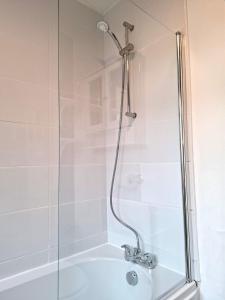 LincolnshireにあるModern Bright 3 Bedroom Houseのシャワー(バスタブの隣にガラスドア付)