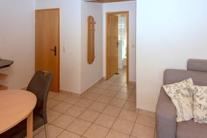 una sala de estar con un sofá y una mesa en Meereslust EG 2L, en Neuhaus