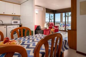 Køkken eller tekøkken på AT118 Front view beach, pool, airco, wifi, parking