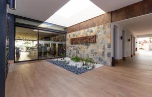 eine Lobby eines Gebäudes mit einer Steinmauer in der Unterkunft Nice Home In Santa Rosalía With Wifi in Las Casicas