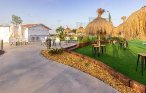 eine Terrasse mit Tischen und Stühlen im Hof in der Unterkunft Nice Home In Santa Rosalía With Wifi in Las Casicas + 26 Fotos