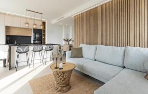 ein Wohnzimmer mit Couch und Küche in der Unterkunft Nice Home In Santa Rosalía With Wifi in Las Casicas