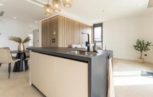 eine Küche mit Spüle und ein Wohnzimmer in der Unterkunft Nice Home In Santa Rosalía With Wifi in Las Casicas