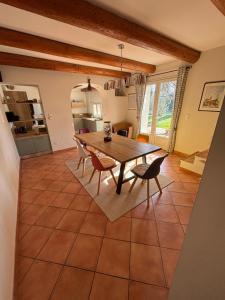 een keuken en eetkamer met een tafel en stoelen bij Mas de charme provencal in Cavaillon