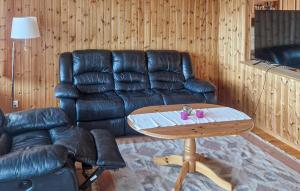 Χώρος καθιστικού στο 2 Bedroom Awesome Home In Torsby