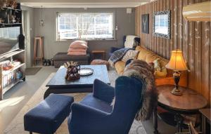โทรทัศน์และ/หรือระบบความบันเทิงของ 3 Bedroom Awesome Home In Arendal