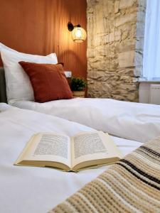 Ένα ή περισσότερα κρεβάτια σε δωμάτιο στο Biały Kruk Apartamenty vis-a-vis Jasnej Góry 2b +13 φωτογραφίες