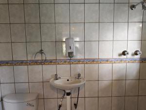 Un baño con lavabo e inodoro en CradleLicious camp & caravan, en Beckedan