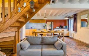 a living room with a couch and a kitchen at Stunning Home In Les Baux De Breteuil in Les Baux-de-Breteuil