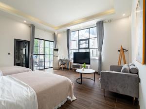 Postel nebo postele na pokoji v ubytování Beihai Silver Beach Yintai Time Seaview Villa Hotel + 37 fotografií