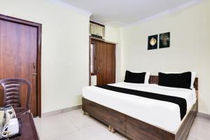 Postel nebo postele na pokoji v ubytování Super Hotel O Dwarka Metro