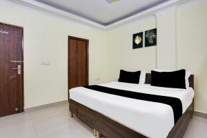 Postel nebo postele na pokoji v ubytování Super Hotel O Dwarka Metro