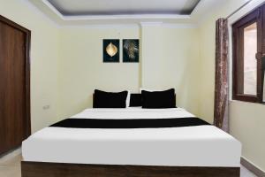 Postel nebo postele na pokoji v ubytování Super Hotel O Dwarka Metro