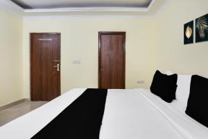 Postel nebo postele na pokoji v ubytování Super Hotel O Dwarka Metro
