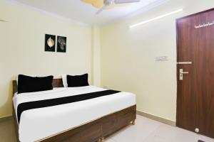 Postel nebo postele na pokoji v ubytování Super Hotel O Dwarka Metro