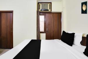 Postel nebo postele na pokoji v ubytování Super Hotel O Dwarka Metro