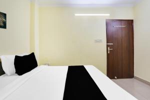 Postel nebo postele na pokoji v ubytování Super Hotel O Dwarka Metro