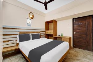 Postel nebo postele na pokoji v ubytování Super Hotel O Vilankurichi