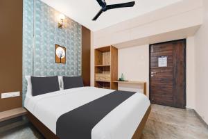 Postel nebo postele na pokoji v ubytování Super Hotel O Vilankurichi